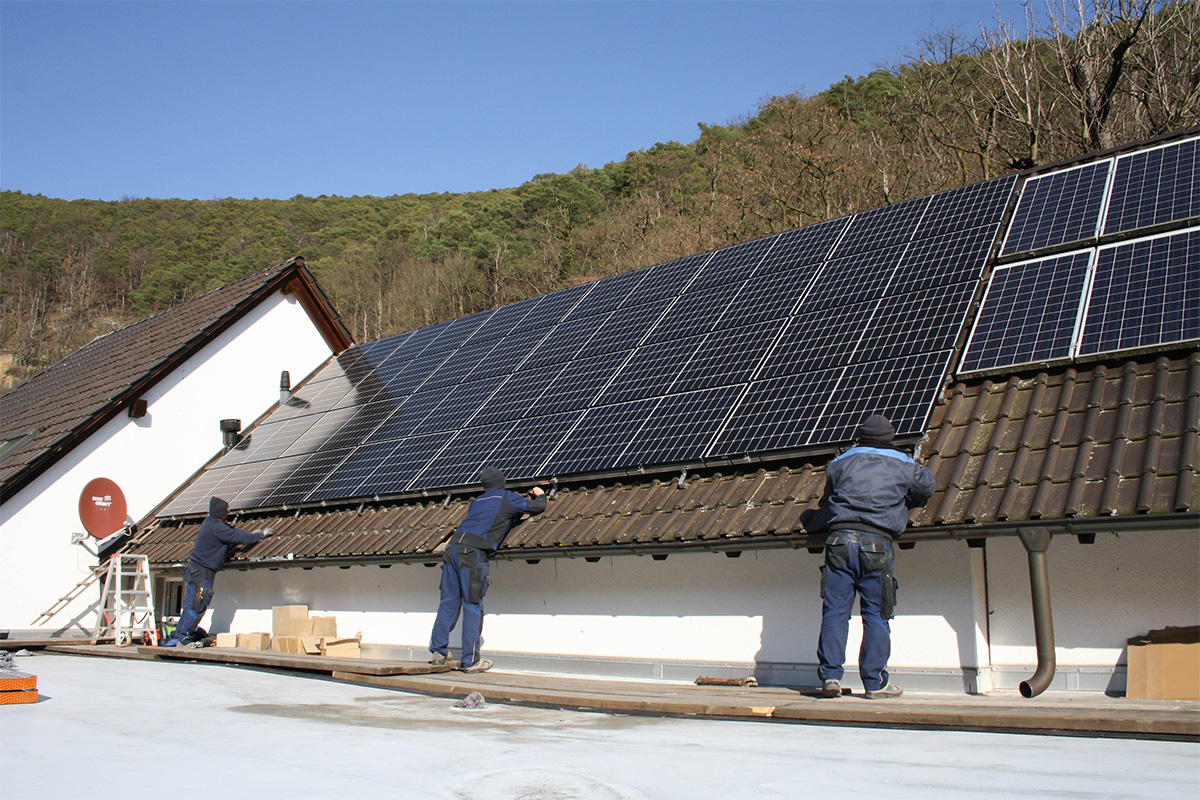Installation der neuen Photovoltaikanlage